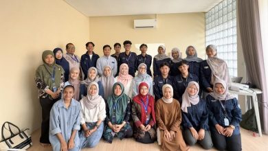 Mahasiswa D3 Statistika ITESA Muhammadiyah Semarang berfoto bersama alumni dalam kegiatan eksplorasi bisnis berbasis data di industri kreatif.