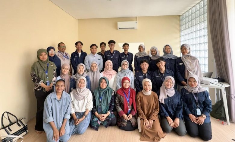 Mahasiswa D3 Statistika ITESA Muhammadiyah Semarang berfoto bersama alumni dalam kegiatan eksplorasi bisnis berbasis data di industri kreatif.