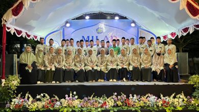Pengurus dan santri Ponpes Modern Muhammadiyah Asy Syifa berfoto bersama pada acara milad ke-9 di Blimbingrejo Nalumsari Jepara.