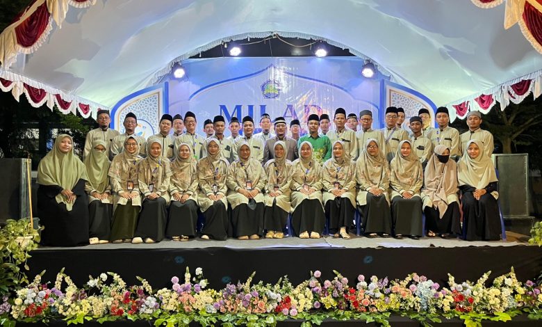 Pengurus dan santri Ponpes Modern Muhammadiyah Asy Syifa berfoto bersama pada acara milad ke-9 di Blimbingrejo Nalumsari Jepara.