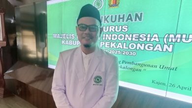 Dr. Gigih Setianto mengenakan jas MUI usai pengukuhan Pengurus MUI Kabupaten Pekalongan periode 2025–2030.