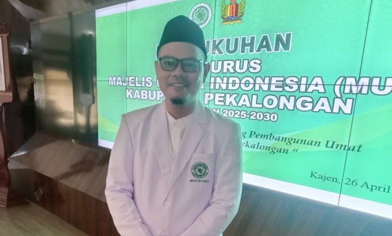 Dr. Gigih Setianto mengenakan jas MUI usai pengukuhan Pengurus MUI Kabupaten Pekalongan periode 2025–2030.