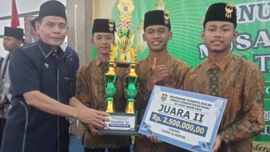 Tim MSQ PonpesMu Manafi’ul ‘Ulum Sambi menerima trofi dan hadiah Juara 2 MTQ cabang Syarhil Qur’an tingkat Kabupaten Boyolali 2026.