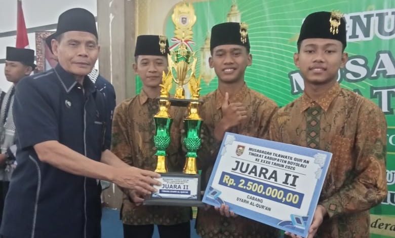 Tim MSQ PonpesMu Manafi’ul ‘Ulum Sambi menerima trofi dan hadiah Juara 2 MTQ cabang Syarhil Qur’an tingkat Kabupaten Boyolali 2026.