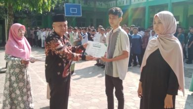Penyerahan sertifikat pelatihan Taruna Melati I kepada siswa SMP Mutu Plus Cilacap sebagai simbol keberhasilan penguatan pendidikan karakter siswa.