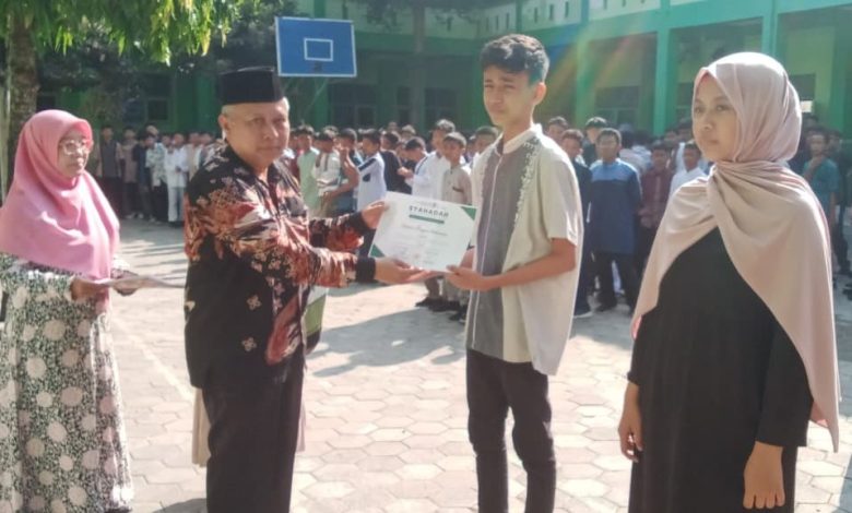 Penyerahan sertifikat pelatihan Taruna Melati I kepada siswa SMP Mutu Plus Cilacap sebagai simbol keberhasilan penguatan pendidikan karakter siswa.