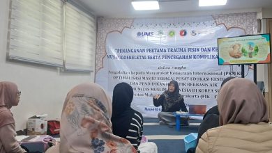 Kegiatan edukasi kesehatan dan pencegahan komplikasi muskuloskeletal dalam program PKP UMS di Masjid Al Falah Seoul.