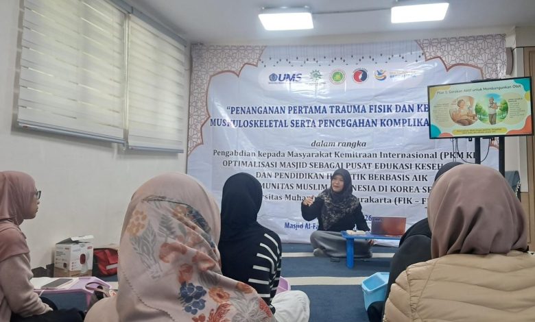Kegiatan edukasi kesehatan dan pencegahan komplikasi muskuloskeletal dalam program PKP UMS di Masjid Al Falah Seoul.