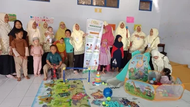 Para pengurus PDNA Kabupaten Pekalongan berfoto bersama anak-anak di fasilitas EMINA yang dilengkapi alat peraga edukasi dan area bermain aman.