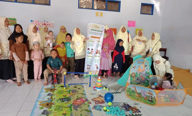 Para pengurus PDNA Kabupaten Pekalongan berfoto bersama anak-anak di fasilitas EMINA yang dilengkapi alat peraga edukasi dan area bermain aman.