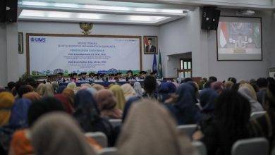 Sidang Terbuka Senat Universitas Muhammadiyah Surakarta pengukuhan Prof. Kussudyarsana dan Prof. Arum Pratiwi sebagai Guru Besar UMS.