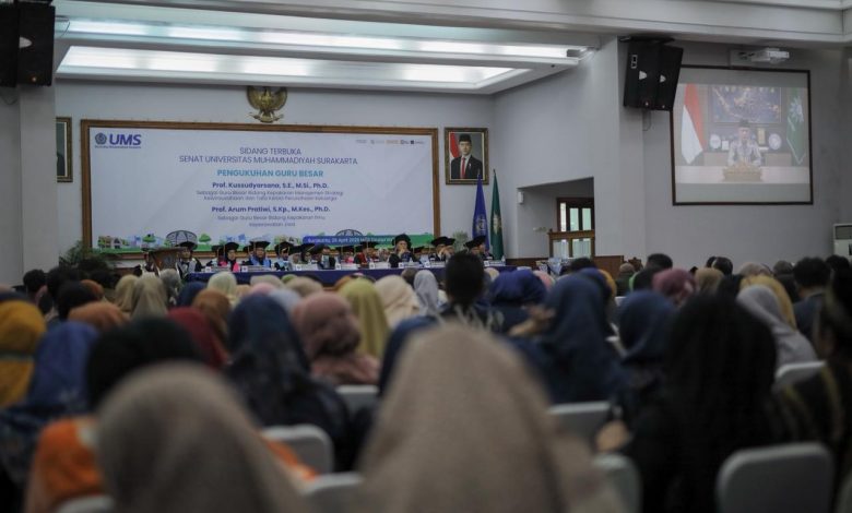 Sidang Terbuka Senat Universitas Muhammadiyah Surakarta pengukuhan Prof. Kussudyarsana dan Prof. Arum Pratiwi sebagai Guru Besar UMS.