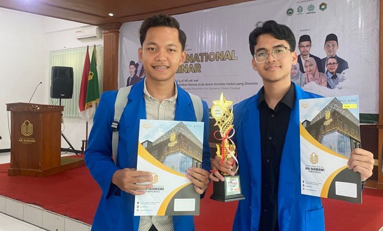Dua mahasiswa PBA UMP memegang piala dan sertifikat juara lomba bahasa Arab internasional di ajang AFKAR 2026.