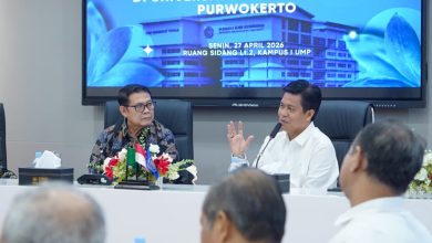 Rektor UMP Prof Dr Jebul Suroso menyambut Rektor UM Palopo Prof Dr Suhardi Anwar dalam diskusi pendirian Fakultas Kedokteran di Ruang Sidang UMP.