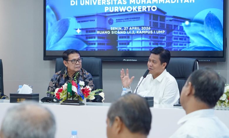 Rektor UMP Prof Dr Jebul Suroso menyambut Rektor UM Palopo Prof Dr Suhardi Anwar dalam diskusi pendirian Fakultas Kedokteran di Ruang Sidang UMP.