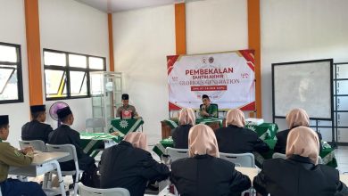 Santri akhir Pondok Pesantren Muhammadiyah At-Tajdid Blora mengikuti kegiatan pembekalan di ruang kelas sebagai bekal mental, spiritual, dan intelektual menuju masa depan.