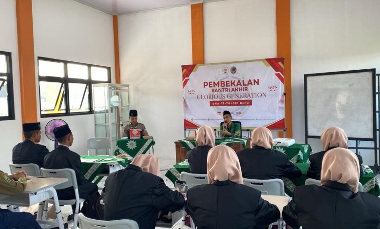 Santri akhir Pondok Pesantren Muhammadiyah At-Tajdid Blora mengikuti kegiatan pembekalan di ruang kelas sebagai bekal mental, spiritual, dan intelektual menuju masa depan.