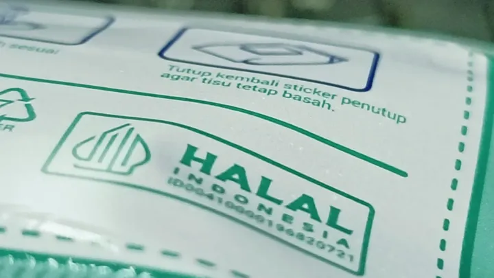 Logo Halal Indonesia baru dari BPJPH yang tercetak pada kemasan produk sebagai bukti sertifikasi halal gratis UMKM.