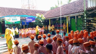Murid-murid dan guru mengikuti upacara peringatan Milad 109 Aisyiyah di halaman TK ABA 1 Kutoarjo dengan tertib dan khidmat.