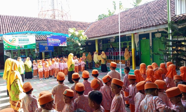 Murid-murid dan guru mengikuti upacara peringatan Milad 109 Aisyiyah di halaman TK ABA 1 Kutoarjo dengan tertib dan khidmat.