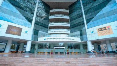 Fasad gedung modern Perpustakaan Nasional Republik Indonesia dengan arsitektur megah berlapis kaca biru di Jakarta.