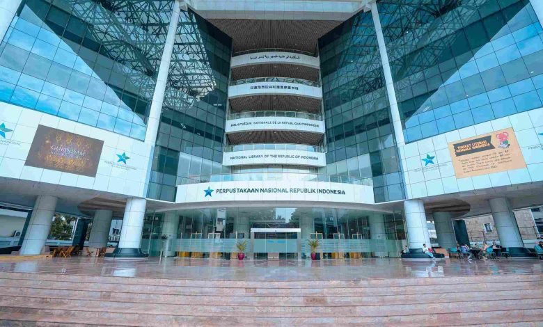 Fasad gedung modern Perpustakaan Nasional Republik Indonesia dengan arsitektur megah berlapis kaca biru di Jakarta.