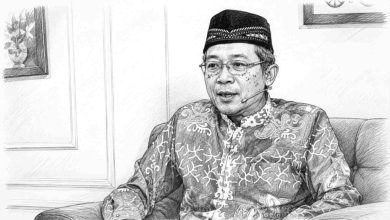 Sketsa pensil hitam-putih yang menggambarkan Prof. Dr. H. Hamim Ilyas, M.Ag. Beliau terlihat sedang duduk dan berbicara, mengenakan peci hitam, kacamata, dan kemeja batik bermotif detail.