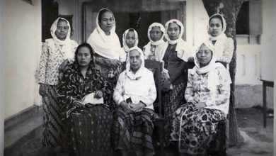 Dokumentasi sejarah sekelompok perempuan Indonesia dalam gerakan ‘Aisyiyah pada masa awal perjuangan pendidikan dan dakwah perempuan.