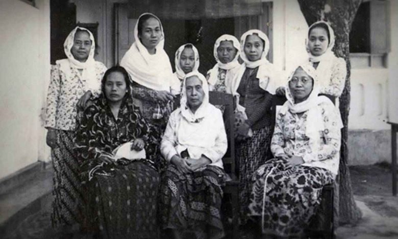 Dokumentasi sejarah sekelompok perempuan Indonesia dalam gerakan ‘Aisyiyah pada masa awal perjuangan pendidikan dan dakwah perempuan.