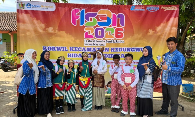 Siswa dan guru pembimbing SD Muhammadiyah Tangkil Tengah berfoto bersama di depan banner FLS3N 2026 Kecamatan Kedungwuni setelah memenangkan empat piala lomba seni.