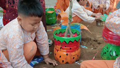 Siswa TK Aisyiyah 09 Jepara sedang mempraktikkan edukasi lingkungan anak usia dini dengan menanam bunga menggunakan pot dari galon bekas yang telah dilukis kreatif.