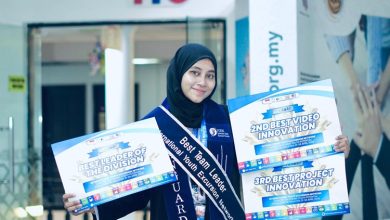 Annie Nurfaticha, mahasiswi UMPWR, memegang piala penghargaan IYEN 2026 di University Malaya.