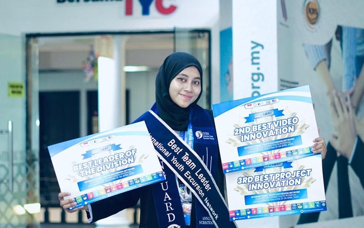 Annie Nurfaticha, mahasiswi UMPWR, memegang piala penghargaan IYEN 2026 di University Malaya.