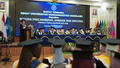 Rektor UNIMMA Dr. Lilik Andriyani sedang mewisuda salah satu lulusan terbaik di Auditorium Kampus 1.
