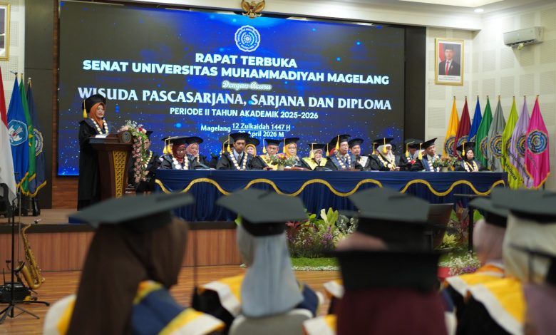 Rektor UNIMMA Dr. Lilik Andriyani sedang mewisuda salah satu lulusan terbaik di Auditorium Kampus 1.
