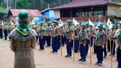 Siswa SD Muhammadiyah PK Kottabarat Solo saat mengikuti upacara api unggun di Smart Children Camp XI.
