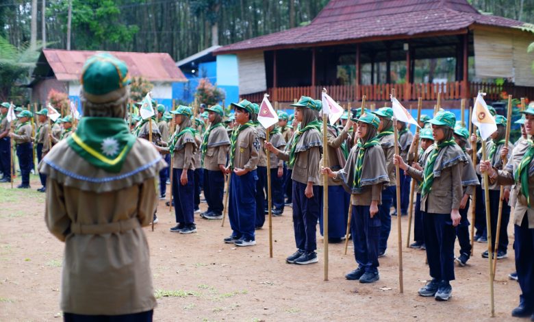 Siswa SD Muhammadiyah PK Kottabarat Solo saat mengikuti upacara api unggun di Smart Children Camp XI.