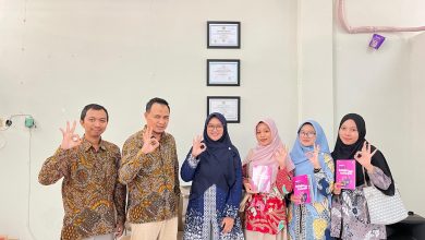 Empat mahasiswa PAI UMP menunjukkan buku "Antara Waktu, Belajar, dan Kenangan" hasil karya magang mereka.