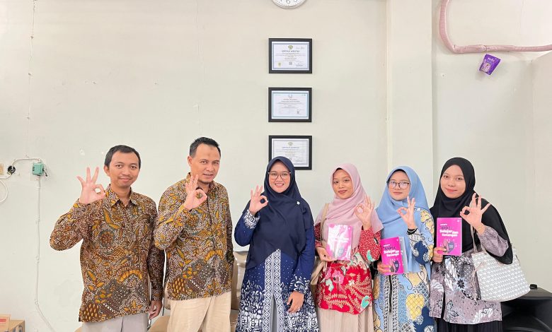 Empat mahasiswa PAI UMP menunjukkan buku "Antara Waktu, Belajar, dan Kenangan" hasil karya magang mereka.