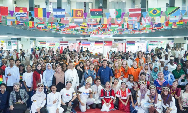 Mahasiswa internasional UMP menyajikan makanan tradisional dari 22 negara di Auditorium Ukhuwah Islamiyah.