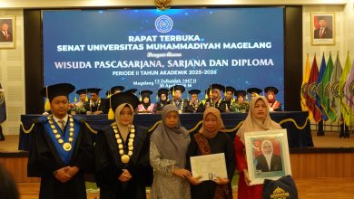 Rektor UNIMMA Dr. Lilik Andriyani menyerahkan ijazah kepada keluarga almarhumah Lusi Kristiana yang membawa foto di podium.