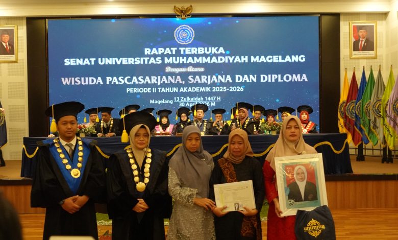 Rektor UNIMMA Dr. Lilik Andriyani menyerahkan ijazah kepada keluarga almarhumah Lusi Kristiana yang membawa foto di podium.