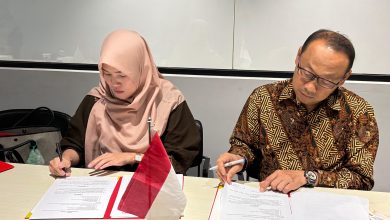 Prof. Ihwan Susila (Wakil Rektor I UMS) dan Erricha Insan Pratisi (Presiden INNOPA) saat penandatanganan kerja sama strategis.