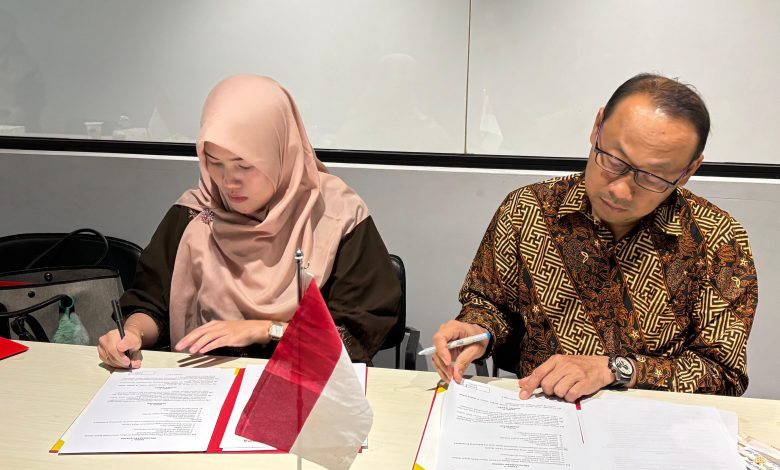 Prof. Ihwan Susila (Wakil Rektor I UMS) dan Erricha Insan Pratisi (Presiden INNOPA) saat penandatanganan kerja sama strategis.