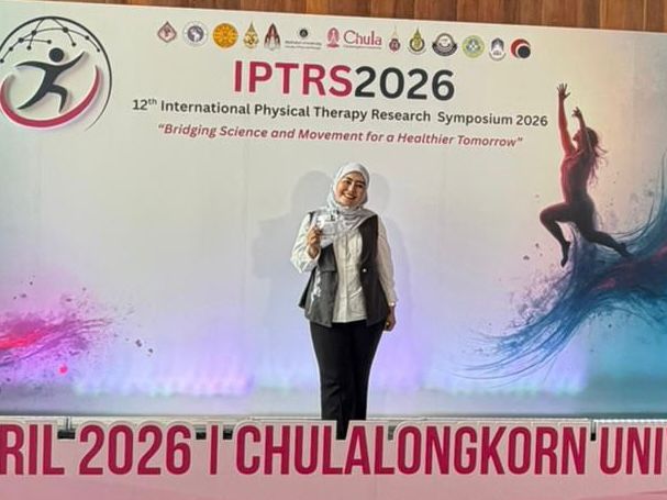 Dwi Rosella Komala Sari, dosen UMS, menerima penghargaan Outstanding Oral Presentation di Thailand.