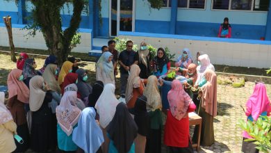 Kader Nasyiatul Aisyiyah Bumiayu saat praktik pembuatan pupuk organik cair didampingi tim dosen UMP.