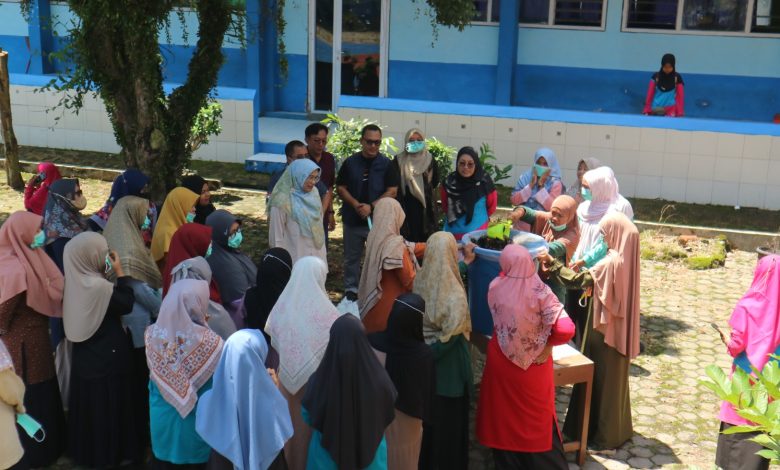 Kader Nasyiatul Aisyiyah Bumiayu saat praktik pembuatan pupuk organik cair didampingi tim dosen UMP.