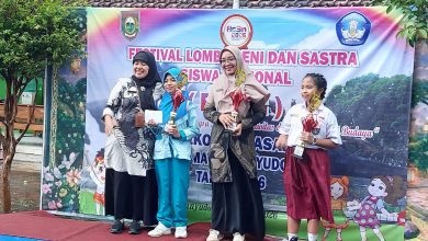 Siswa-siswi SD Muhammadiyah PK Banyudono memegang piala juara FLS3N tingkat kecamatan didampingi kepala sekolah.