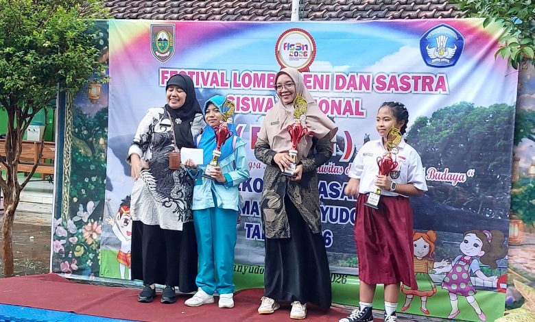 Siswa-siswi SD Muhammadiyah PK Banyudono memegang piala juara FLS3N tingkat kecamatan didampingi kepala sekolah.