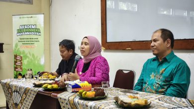 Hening Parlan, Ahsan Jamet Hamidi, dan Edwin Arifin saat pembukaan Akademi Eco Bhinneka Muhammadiyah di UHAMKA Jakarta.